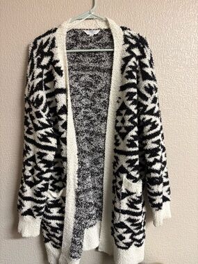 Time and Tru Black and White Geometric Open-Front Cardigan